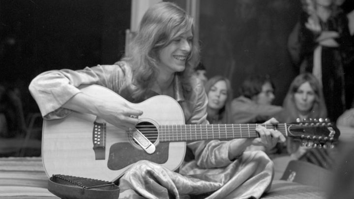 David Bowie live in 1971 with Guild 12-string