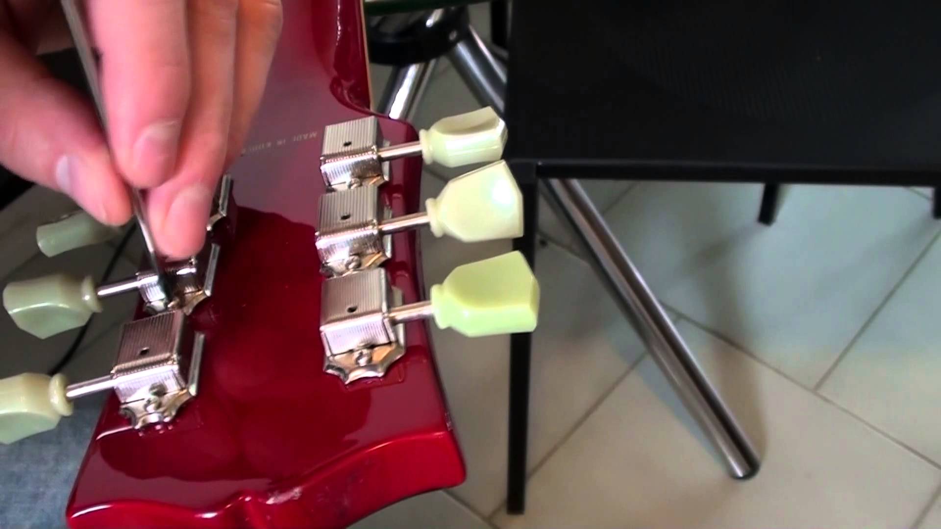 Changing guitar tuning pegs