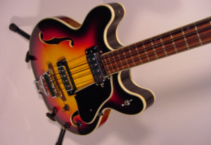 1970's UNIVOX Coily Bass Guitar (Sunburst)