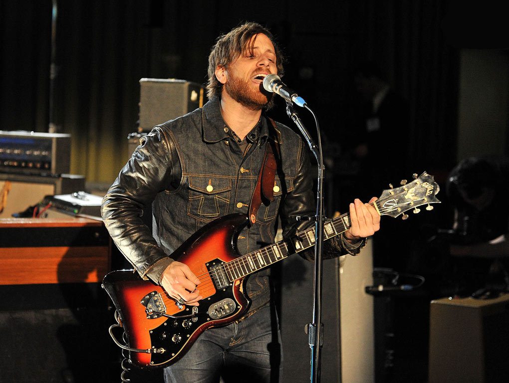 Dan Auerbach and a Guild S200