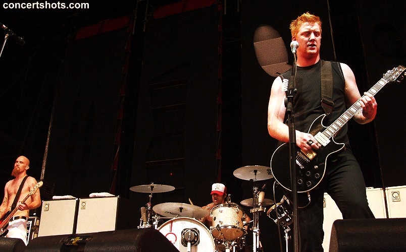 Queens Of The Stone Ages Live. Josh Homme and his Ovation Ultra GP