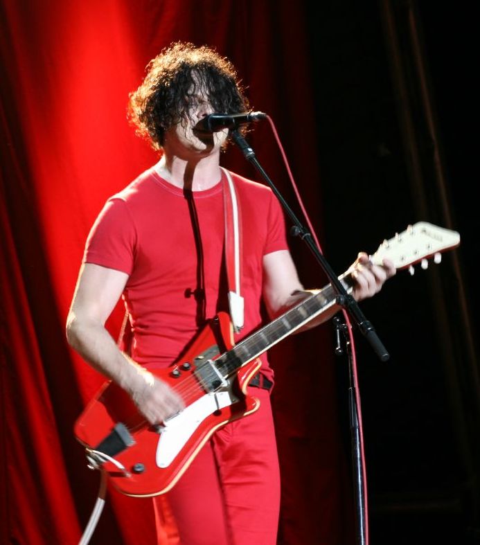 Jack White live with his Airline Guitar, in The White Stripes