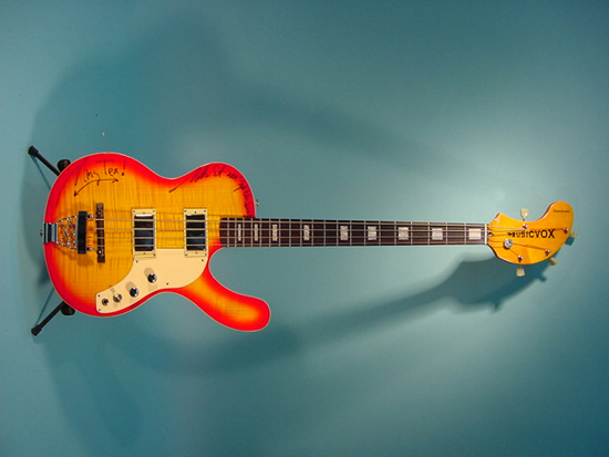 musicvox-spaceranger-bass-guitar-sunburst-austin-powers.jpg